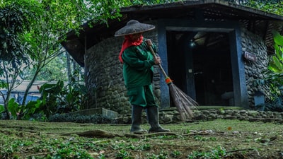 即将在草地上刷扫帚的人